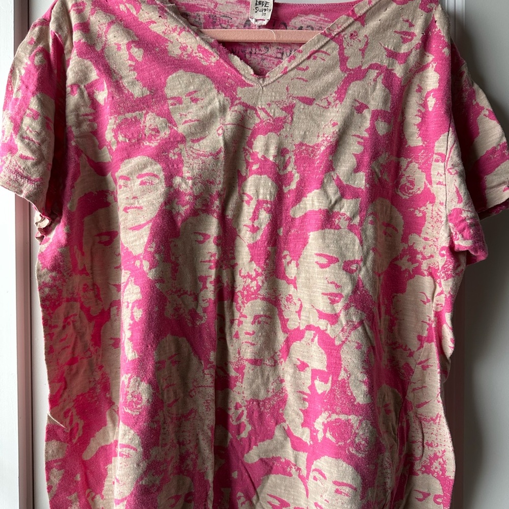 Magnolia Pearl. Mural Frida Europa Tee